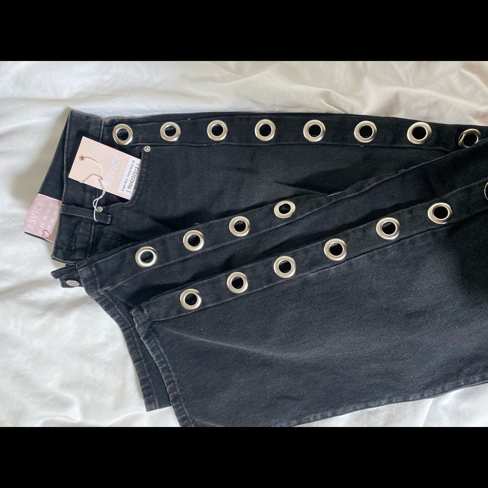 Device black jeans